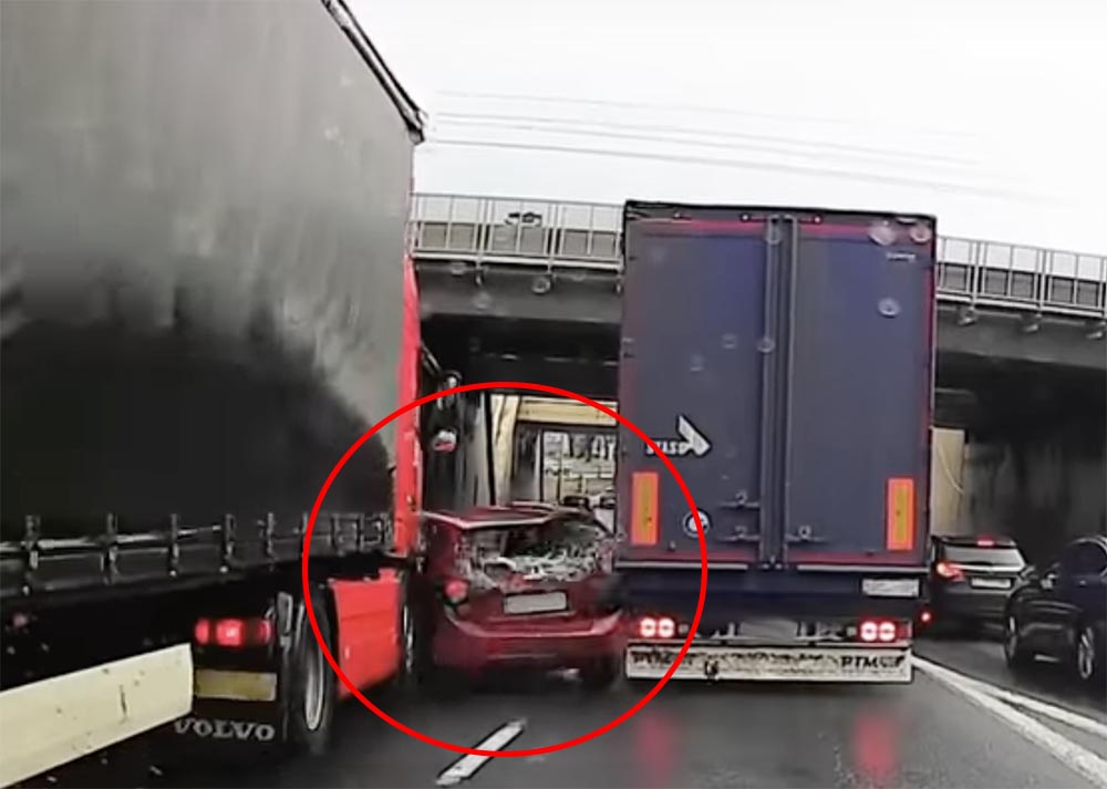 VIDEÓ: Rettentő szorult helyzetbe került egy autós Lengyelországban