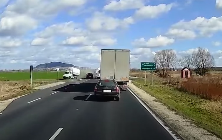 VIDEÓ: Nagy sebességgel előzte a sort egy autós, amikor befordult elé egy teherautó