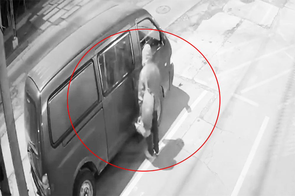 Videón, ahogy egy kővel betöri a kisbusz ablakát egy férfi a 18. kerületben