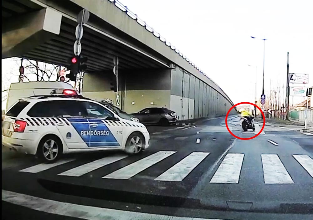 VIDEÓ: Nem állt meg a motoros. Üldözni kezdték a Gyömrői úton