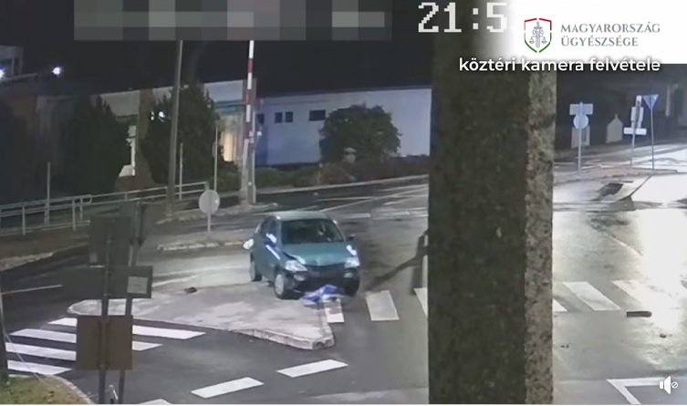 VIDEÓ: Csúnyán benézte a kanyart az ittas sofőr – Két járdaszigetre is felhajtott, ahol kidöntött egy közlekedési táblát is