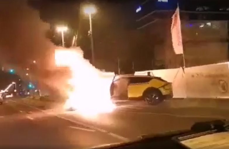 VIDEÓ: Hatalmas lángokkal égett egy elektromos KIA a 13. kerületben