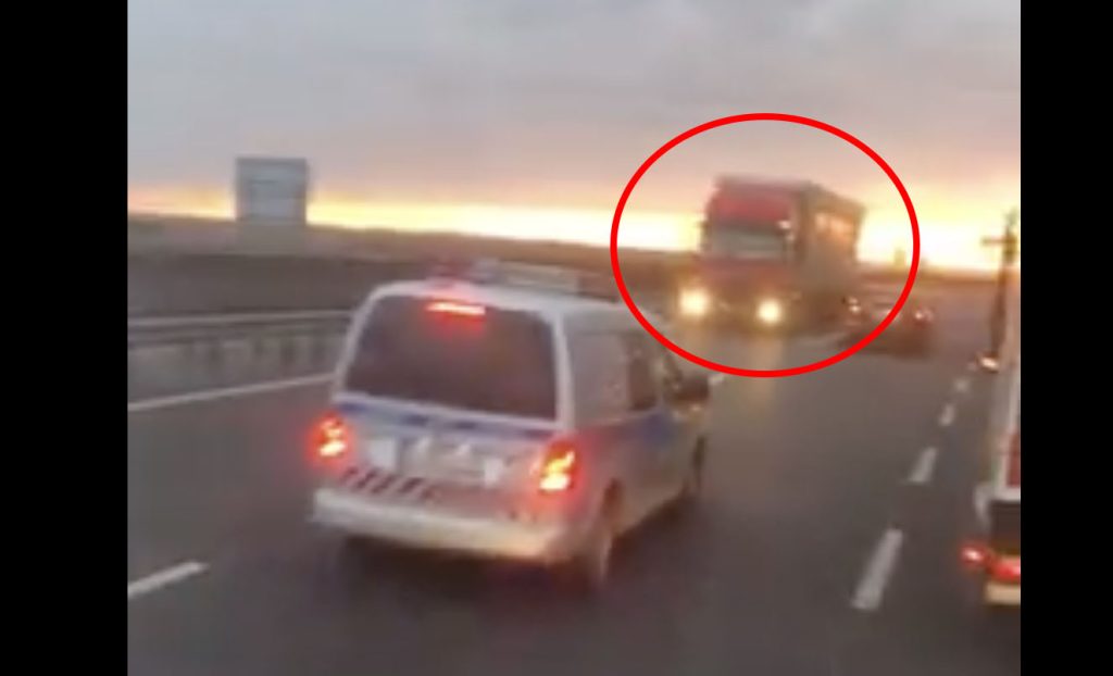 VIDEÓ: Szembehajtott a forgalommal egy kamionos a román a határnál. Arra járt egy rendőrautó, de sajnos látszólag nem intézkedett
