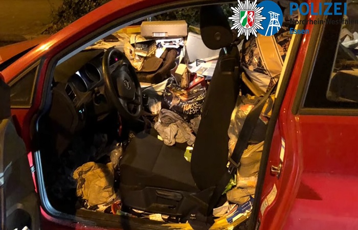 VIDEÓ: Egy kukában nincs annyi hulladék, mint ebben az autóban – A sofőr alig fér el benne a szeméttől