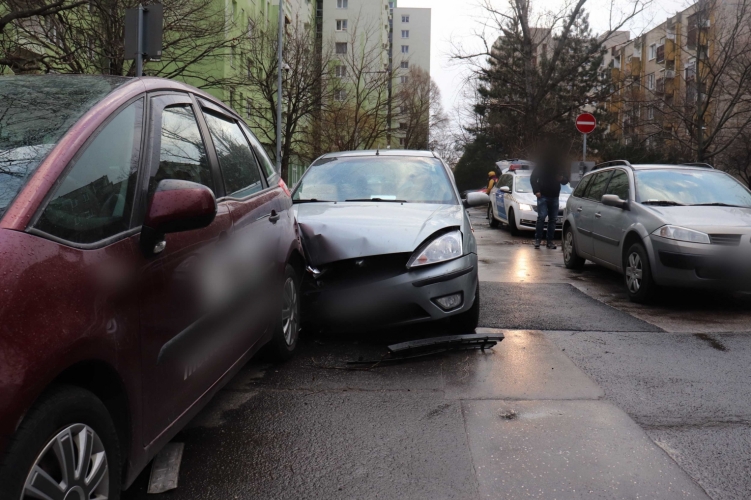 FOTÓK: Parkoló autókat tört össze két ittas nő Óbudán