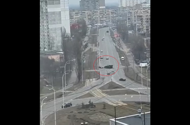 VIDEÓ: Áthajtott egy harckocsi egy autón Kijev belvárosában, a sofőr szerencsére túlélte