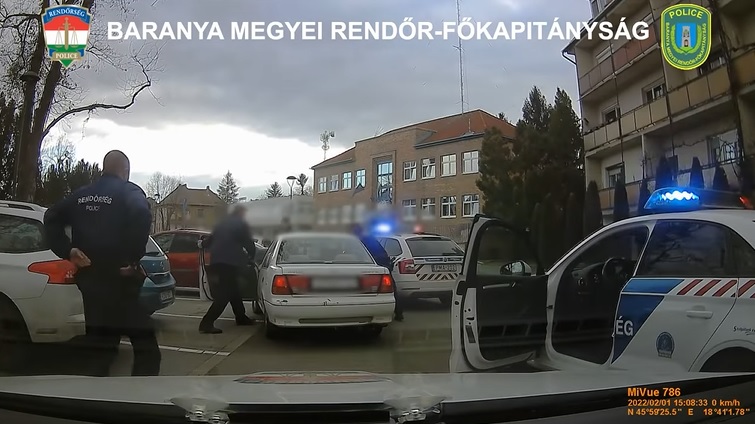 VIDEÓN, ahogy rendőrök elől menekült a Suzuki jogsi nélküli sofőrje – Még egy sétálóutcán is áthajtott