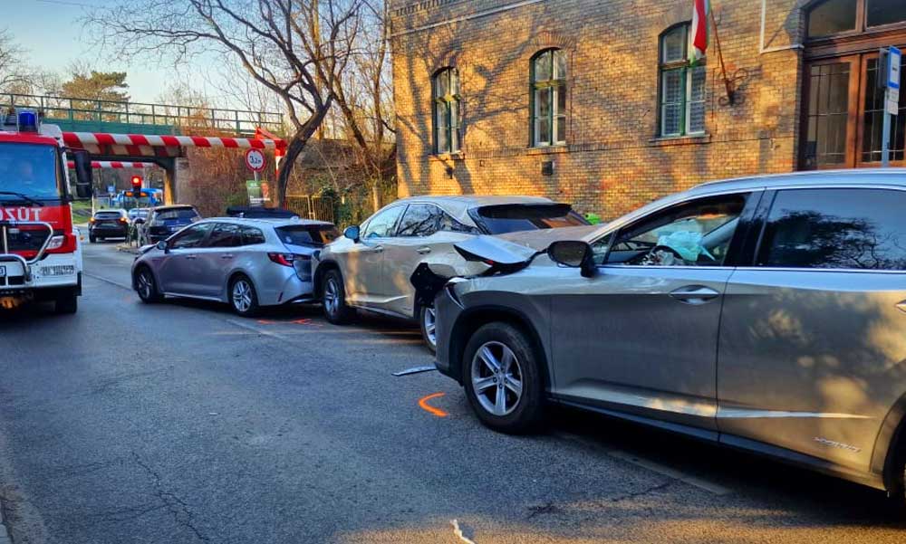 FOTÓK: Három Lexust és egy Toyotát is sikerült összetörni a János kórháznál történt balesetben