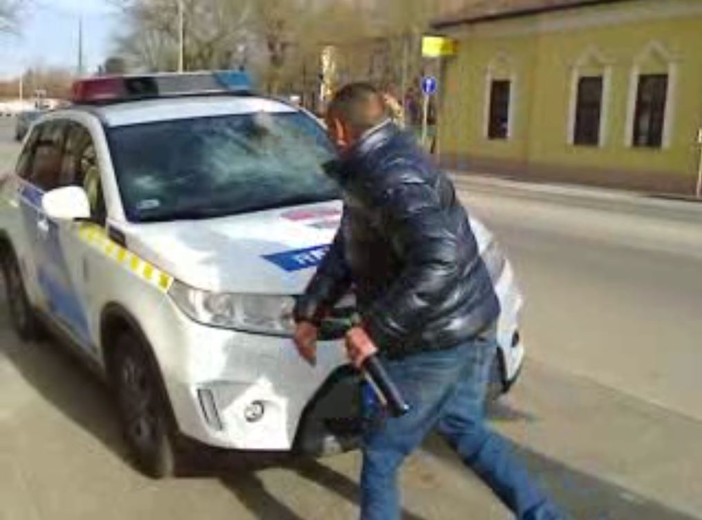 VIDEÓ: Borosüveggel a kezében törte be a rendőrautó szélvédőjét az ittas férfi