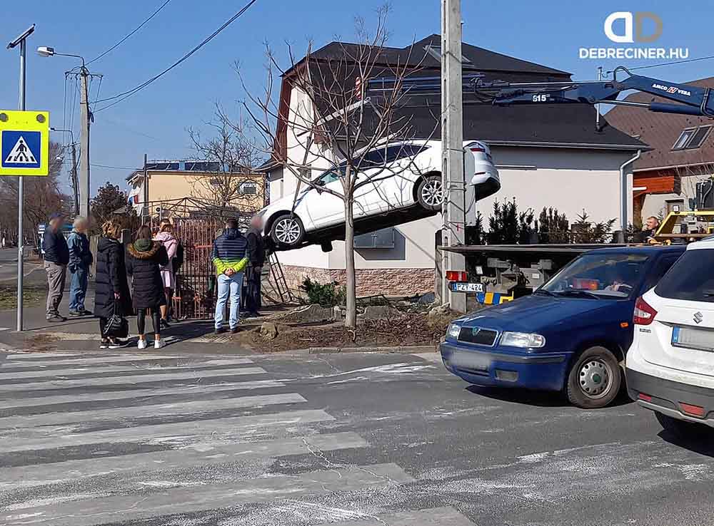 FOTÓK: Lakóházba csapódott egy autó Debrecenben