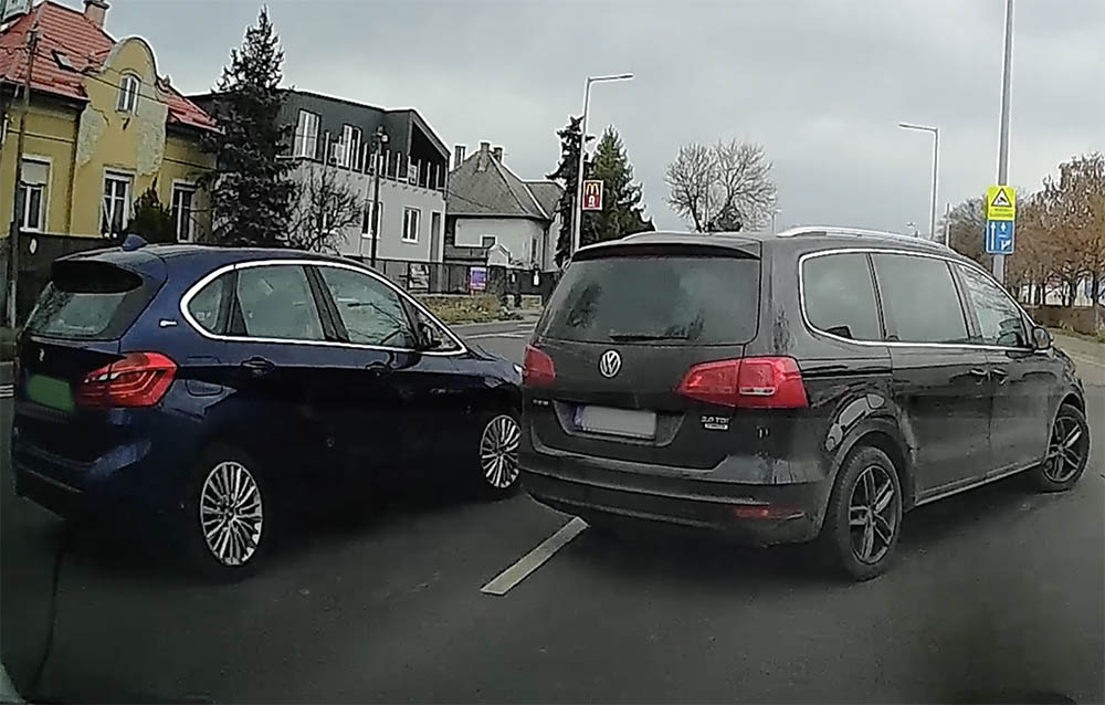 HÉV átjáróban büntetett a Volkswagen sofőrje Budapesten – VIDEÓ