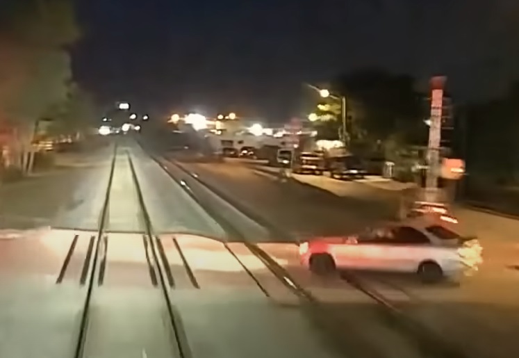 VIDEÓ: Kikerülte a sorompót az autós, de jött a vonat- Ezúttal a mozdonyvezető szemszögéből látható az eset