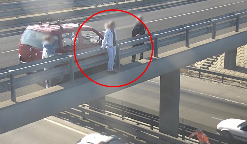 VIDEÓ: A száguldó autók közé akart ugrani egy fiatal nő. Négy perc alatt értek oda a Magyar Közút kollégái