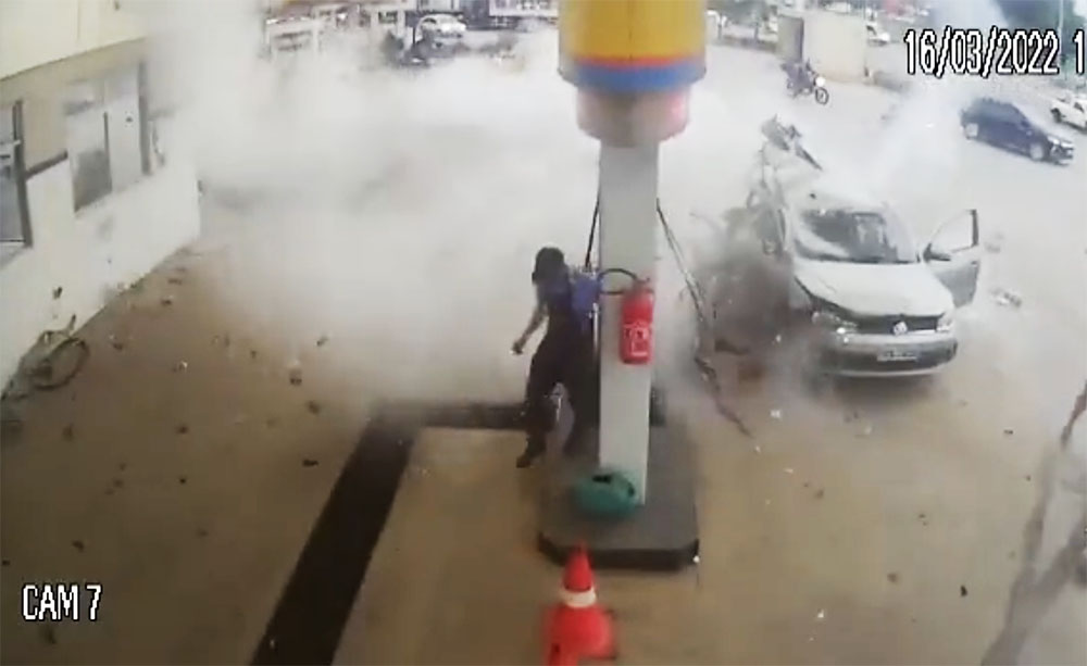 VIDEÓ: Hatalmasat robbant CNG tankolás közben egy Volkswagen