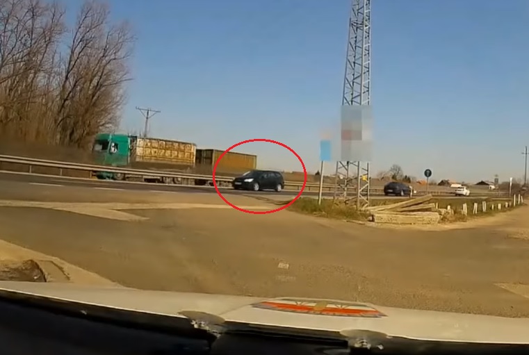 VIDEÓ: Szembe ment a forgalommal egy autós, de szerencsére épp ott voltak a rendőrök is