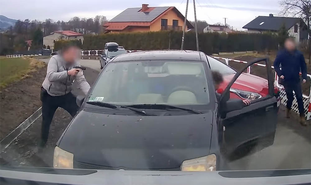 Videón, ahogy elkapják az autótolvajt civil segítséggel Lengyelországban