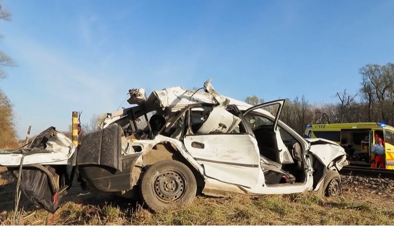 VIDEÓ: A sofőr és utasa is élet vesztette miután autójukkal a vonat elé hajtottak