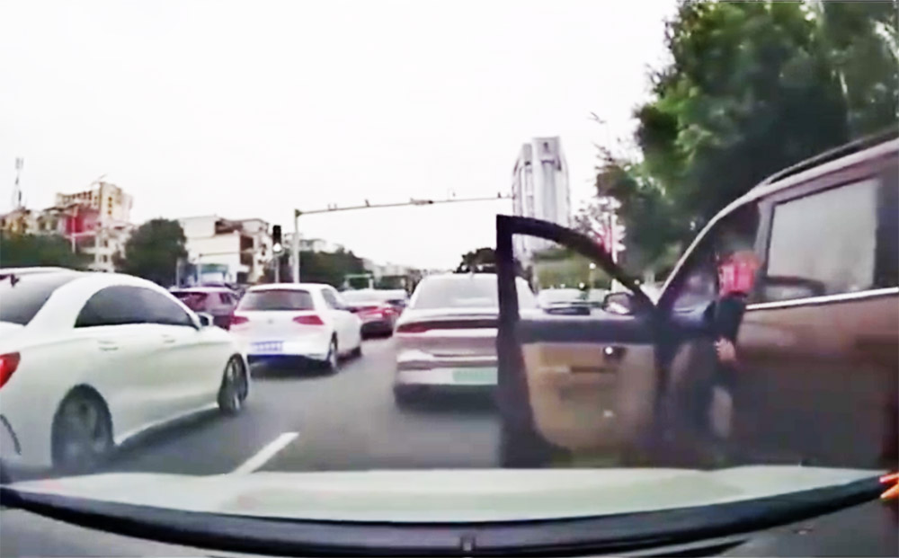 VIDEÓ: Kinyitott ajtajával blokkolta a mellette lévő autóst