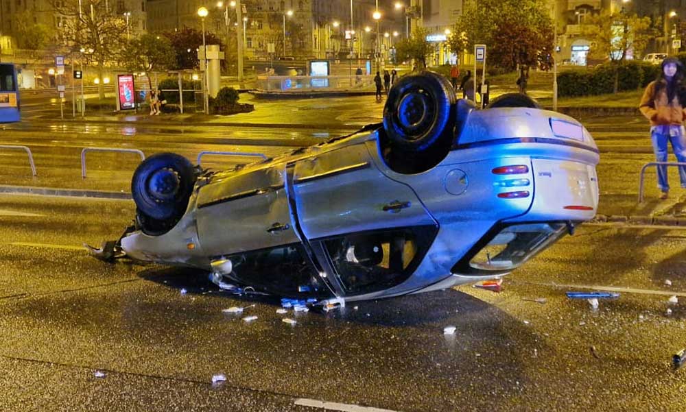 FOTÓK: Borulás lett a száguldozás vége a Soroksárin – Az autó utasai elmenekültek, de nagy hibát vétettek