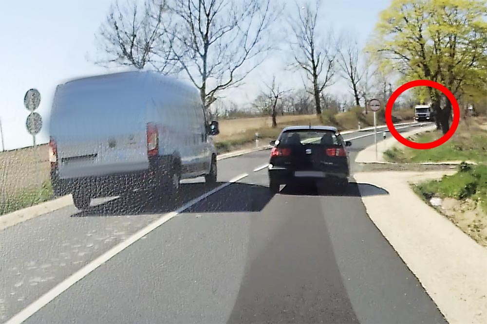 VIDEÓ: Láthatta, hogy jön szembe a nyerges, mégis folytatta az előzést a furgon sofőrje