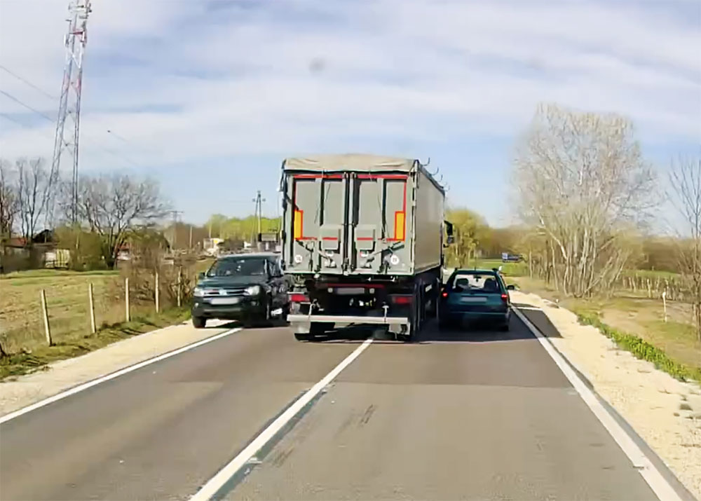 VIDEÓ: Mindenkit letaszított az útról a nyerges sofőrje