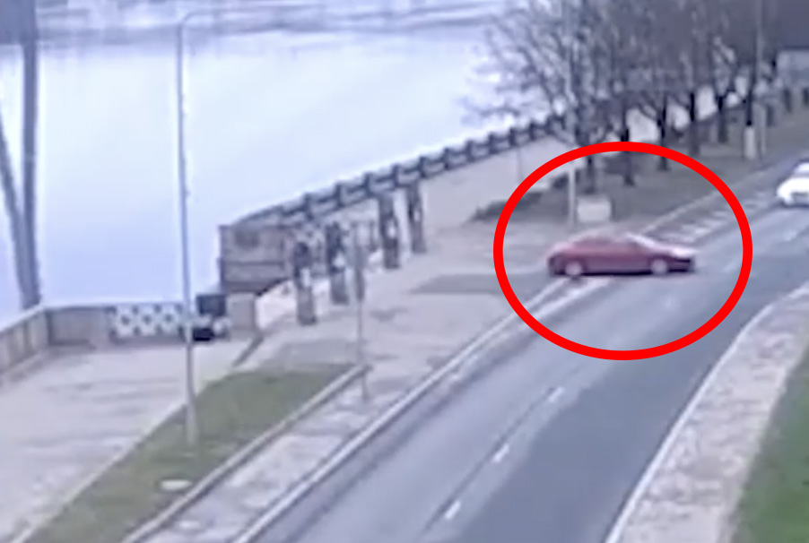 VIDEÓ: Gurulni kezdett a parkoló autó. Átszelte a forgalmas utat, majd a folyóba zuhant