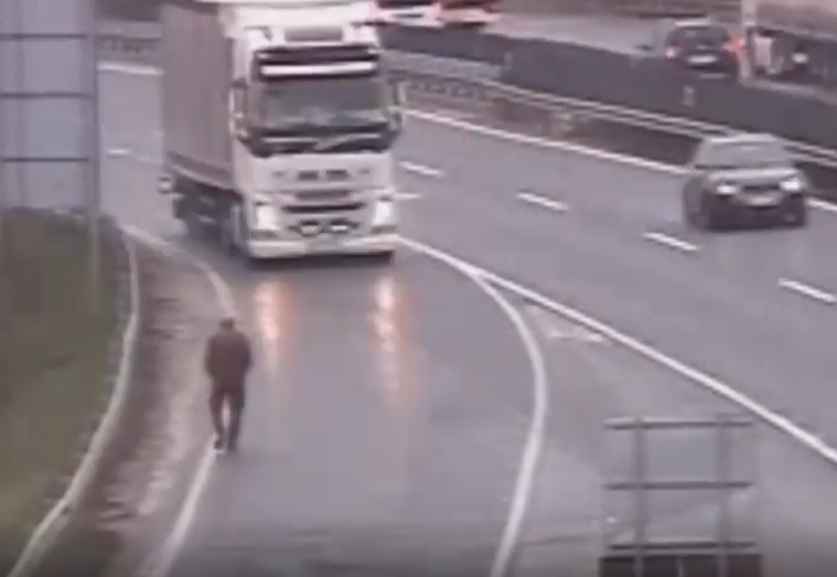 VIDEÓ: Az M7-es autópályán bóklászott egy férfi, mert lekéste a buszt