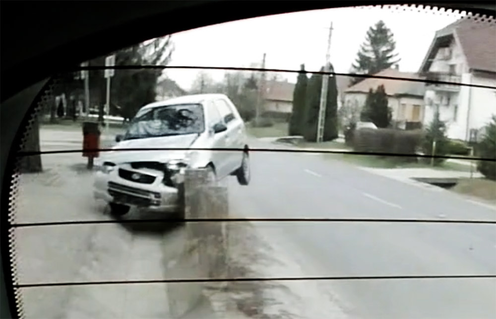 Videón, ahogy belerohan olvasónk autójába egy Suzuki