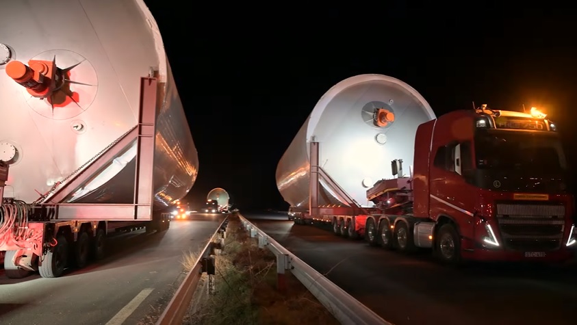 VIDEÓ: 48 tonnás óriástartályok szelték át az M8-at és a 6-os főutat éjjel