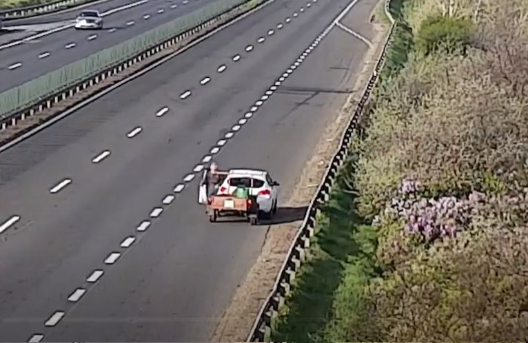 VIDEÓ: Ez nem jó ötlet: Megállt az M1 gyorsítóján, hogy szedjen egy kis orgonát