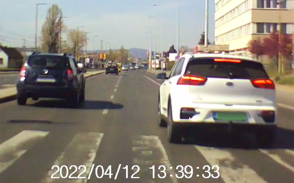 VIDEÓ: Padkát fogott a kamerás autó egy büntető-fékezgető KIA-s miatt
