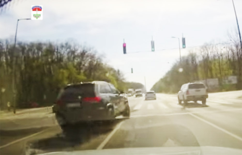 VIDEÓ: Öt hónap eltiltás! A rendőrök orra előtt művelte ezt a pofátlan sofőr
