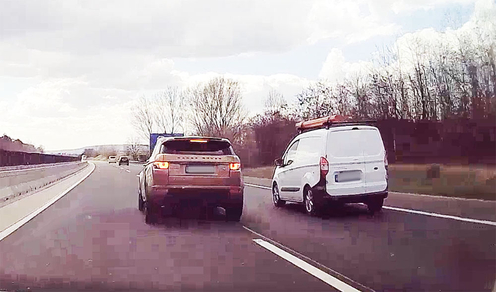 VIDEÓ: Megleckéztette a Range Rover sofőrje az M3-ason a furgonost