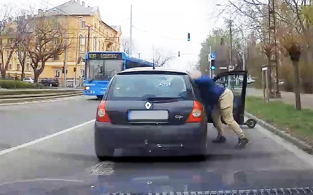 VIDEÓ: Feltépte az ajtót a rolleres és püfölni kezdett az utastérbe Kispesten