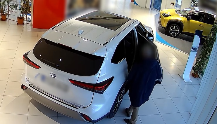 VIDEÓ: Szalonban kiállított autókból lopott alkatrészeket, de a kamerák lefülelték