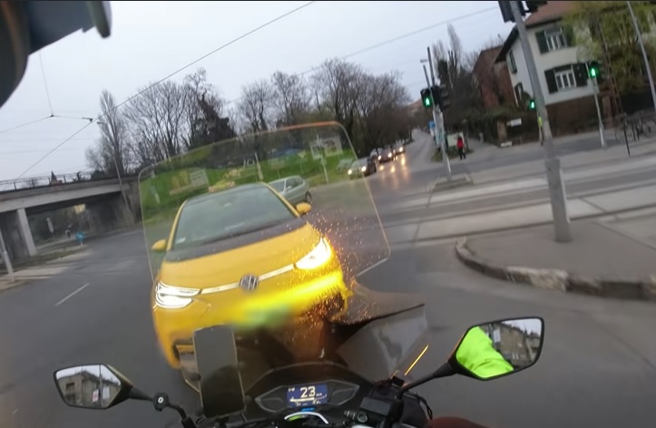 VIDEÓ: Sisak kamera rögzítette, ahogy a szabálytalan taxis elüti a motorost