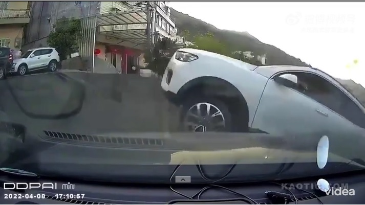 VIDEÓ: Fedélzeti kamera rögzítette, ahogy tolatás közben a mélybe zuhan az autós