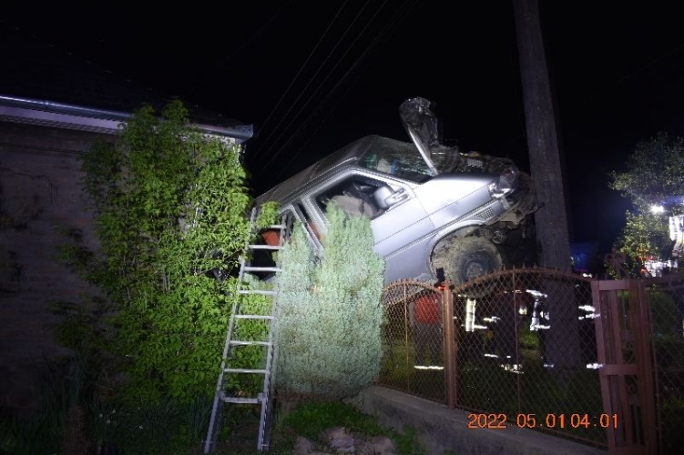 FOTÓK: Mindent letarolt, majd egy kerítés tetején állt meg a részeg sofőr furgonjával