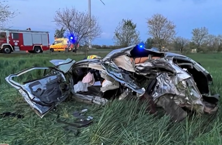 VIDEÓ: 180-nal csapódott fának autójával, nem volt bekötve, de túlélte az ütközést