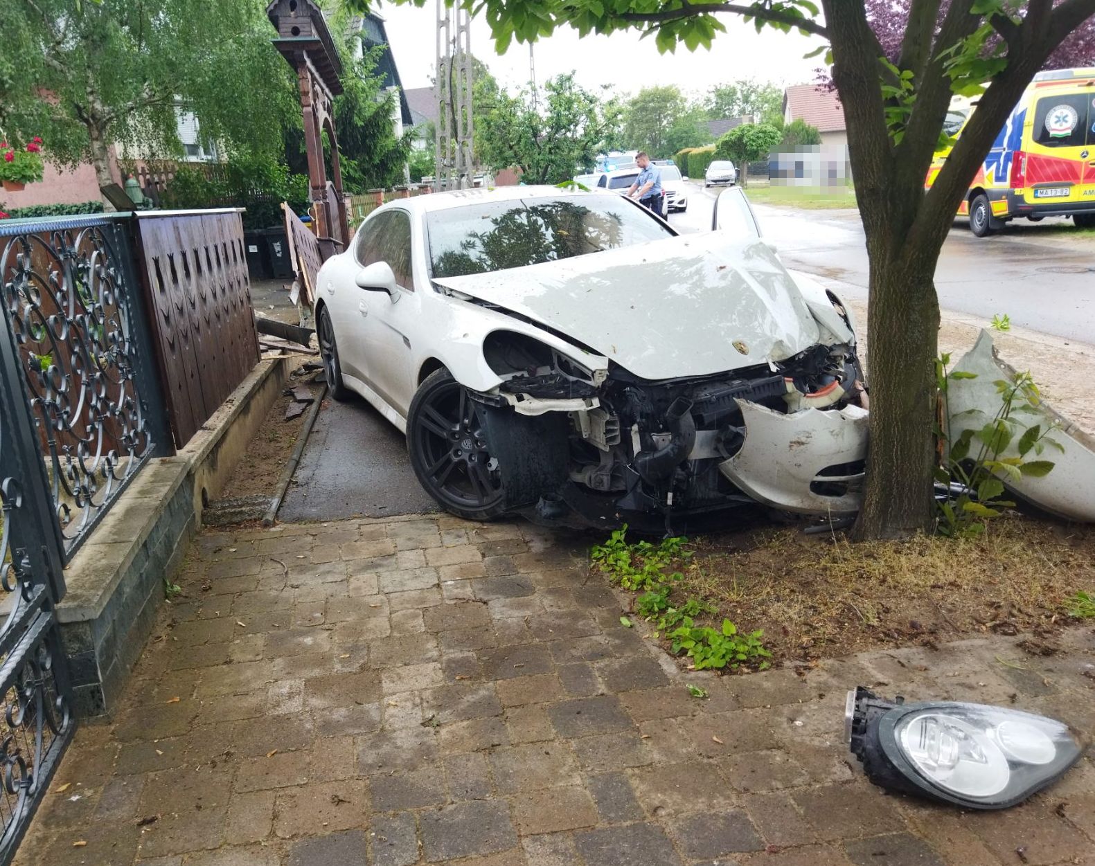 VIDEÓ: Egy lakóház kerítése állította meg a rendőrök elől menekülő porschést