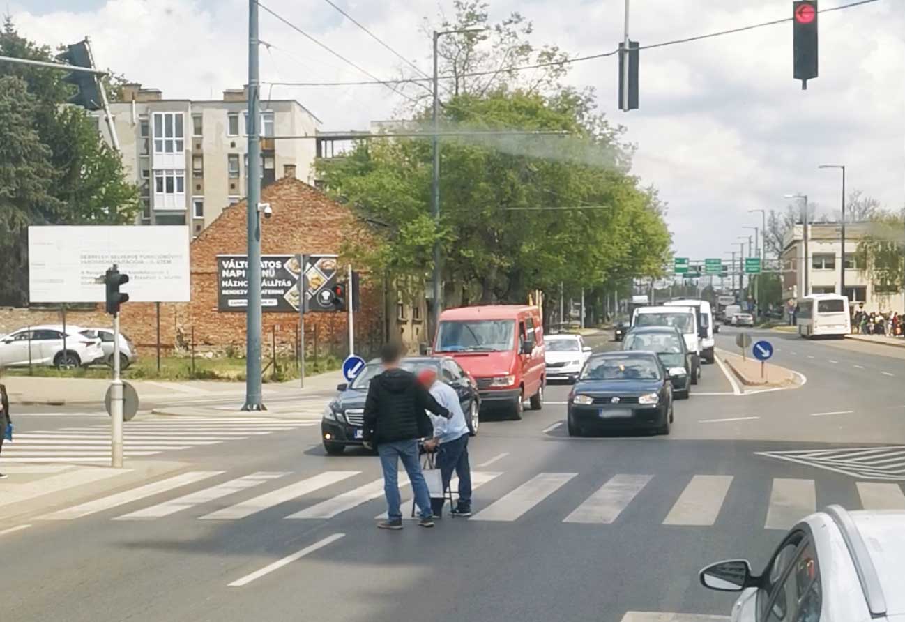 VIDEÓ: Esélye nem volt átérni! Kipattant, megállította a forgalmat és átkísérte