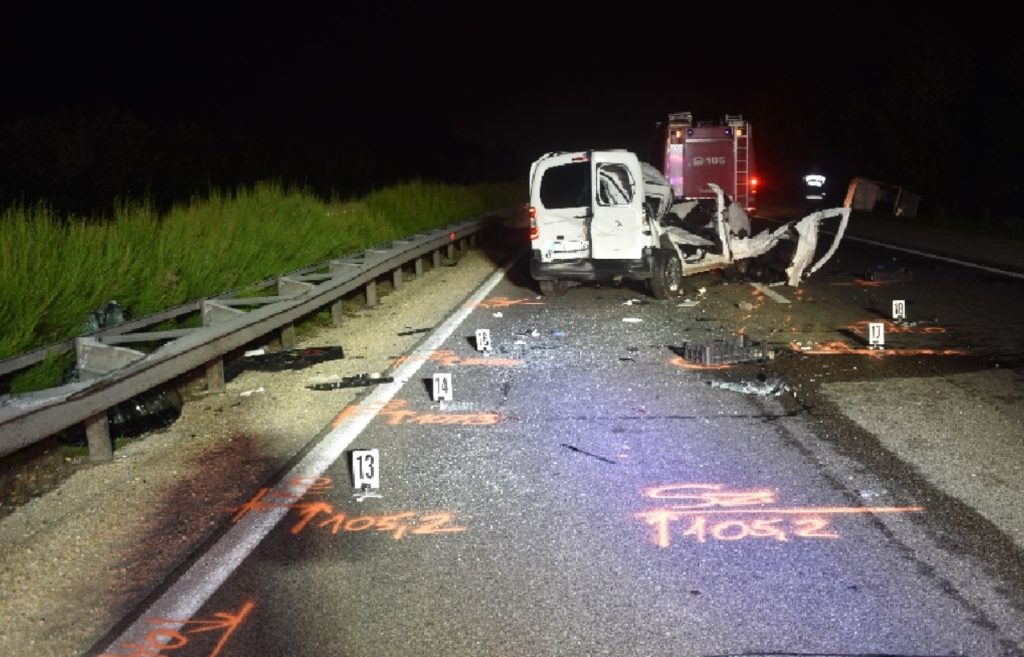 FOTÓK: Egy ember életét vesztette ketten pedig megsérültek tegnap este az M5-ös autópályán történt négyes karambolban