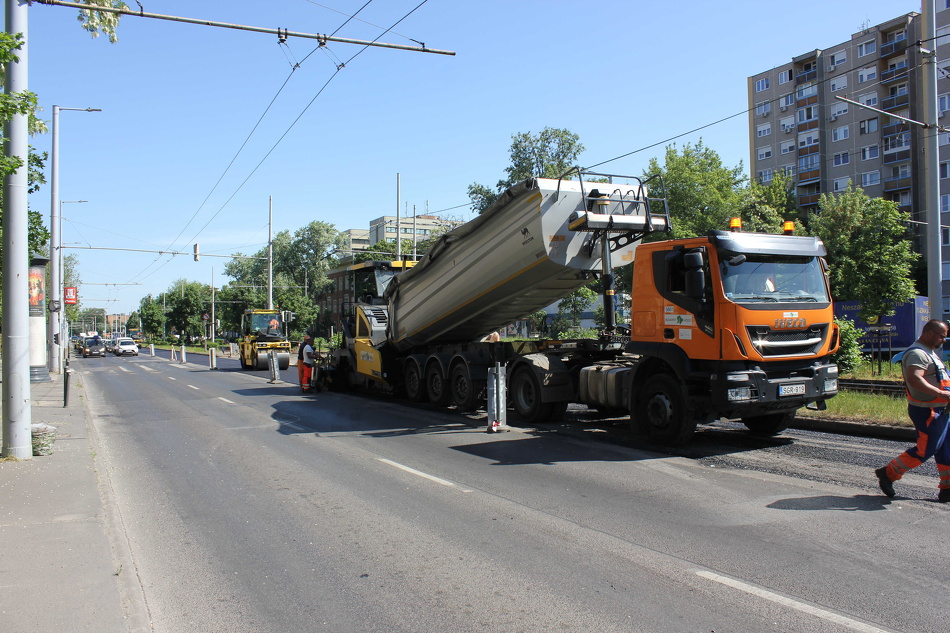 Elkezdődött a Hungária körút útburkolatának felújítása, ezért újabb helyen számíthattok forgalomkorlátozásra