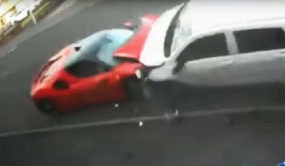 VIDEÓ: Parkoló autókat tarolt le egy Ferrari