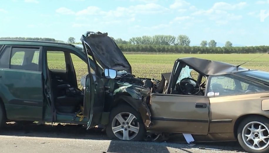 VIDEÓ: A vétlen sofőr és egy utas halt meg miután frontálisan ütközött két autó Hevesnél