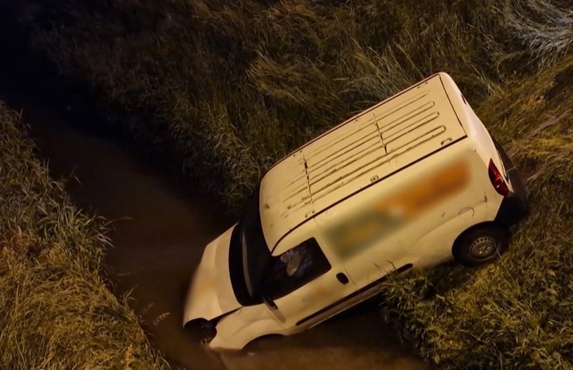 VIDEÓ: A Rákos-patakba csúszott egy furgonos, aki nem adta meg az elsőbbséget a másik autósnak
