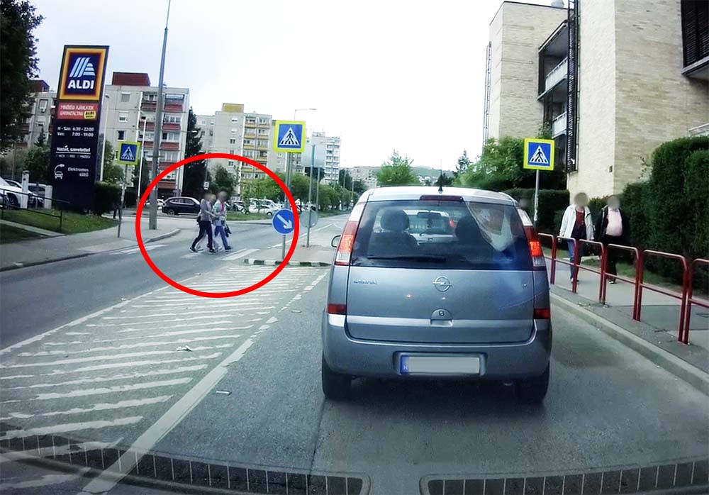 Videón, amit a furgonos művelt Gazdagréten. Még dudálni is volt képe…