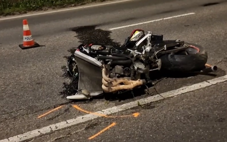 VIDEÓ: Életét vesztette a fiatal lány, aki motorjával egy hirtelen fékezés után hatalmasat esett a 6-os főúton