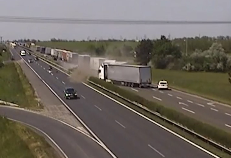 Videón, ahogy álló sorba csapódik egy kamionos az M1-es autópályán