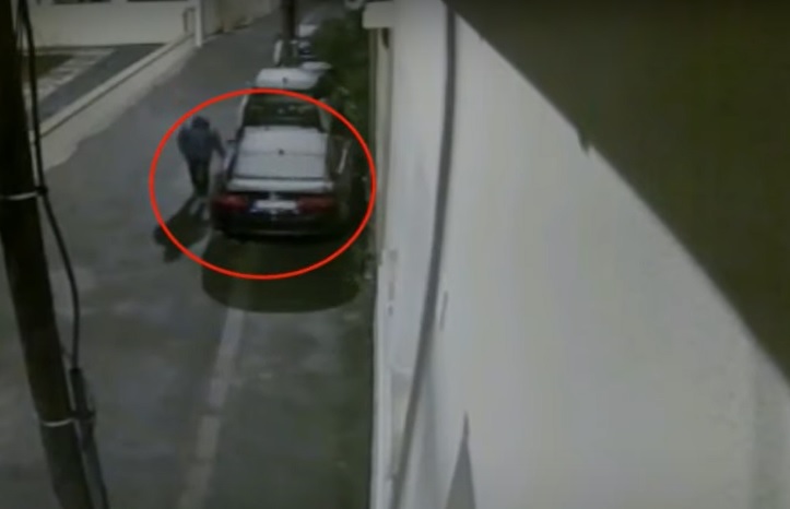 VIDEÓ: Keresi a rendőrség a férfit, aki autókat karcolt és legalább félmilliós kárt okozott